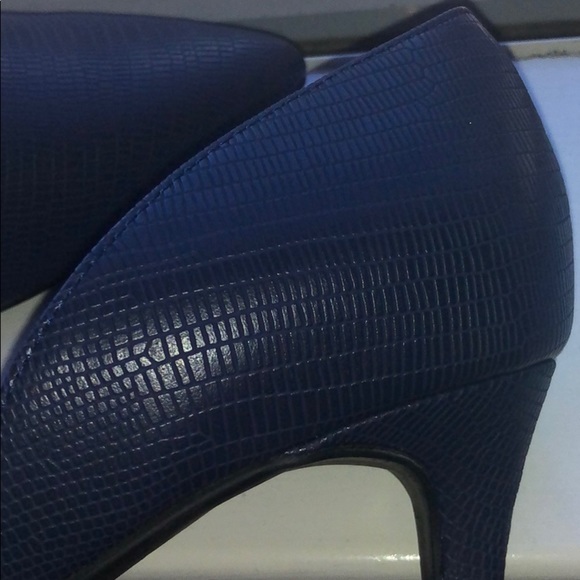 Navy Bandolino pointed heels NWOT - Picture 3 of 4